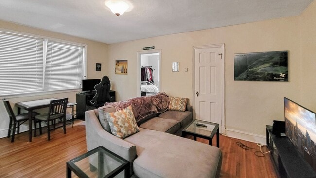 Building Photo - MODERN 1 BED 1 BATH CONDO IN THE FAN!!!!