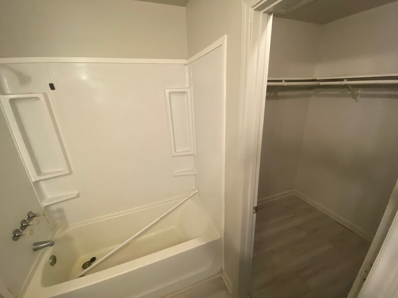 Building Photo - Room in Duplex on Beck St