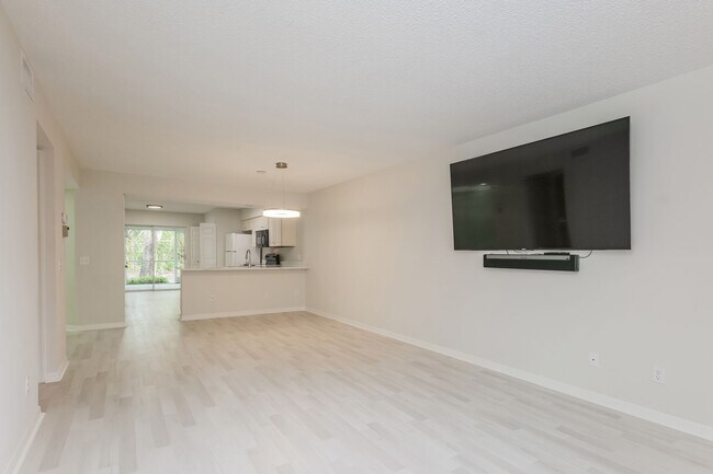 Building Photo - 2 bed + den 2 bath condo, just 2.5 miles from the beach!