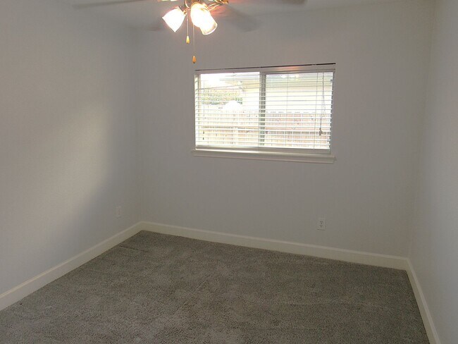 Building Photo - Conveniently located 3/2 home close to Spr...