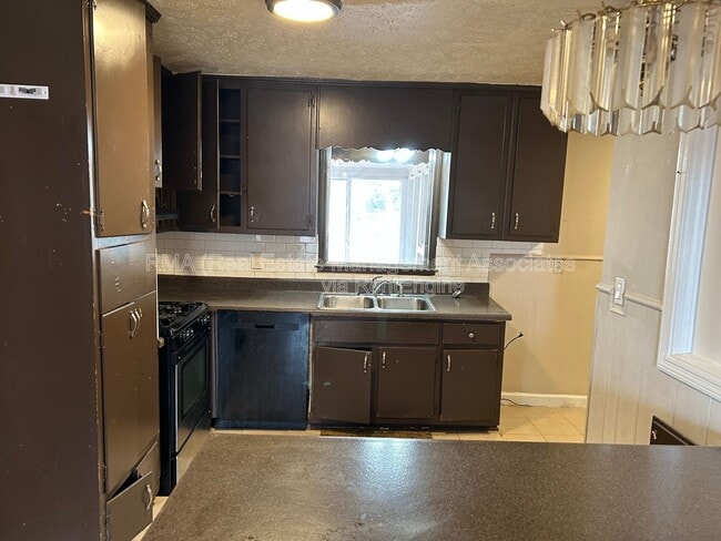 Building Photo - 1313 Oakdale Dr