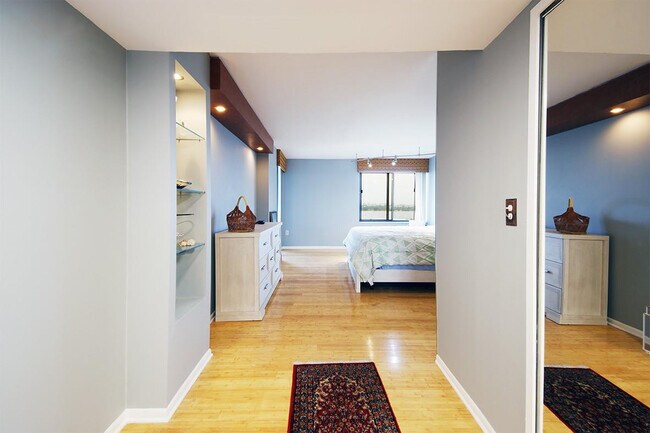 Building Photo - 2480 Presidential Way