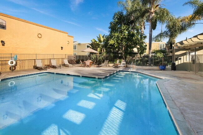 Building Photo - 3BR/2BA Condo with Vaulted Ceilings, Close Proximity to UCSD and Medical Centers! Available APRIL...
