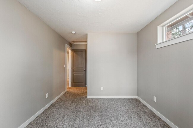 Building Photo - Modern 3 BR home on beautiful wooded lot in Sisters
