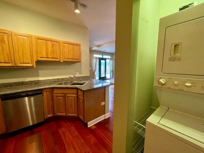 Building Photo - 2 bedroom in CHICAGO IL 60647