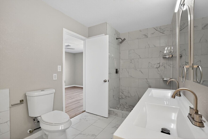 Building Photo - 5103 Devon Green Dr