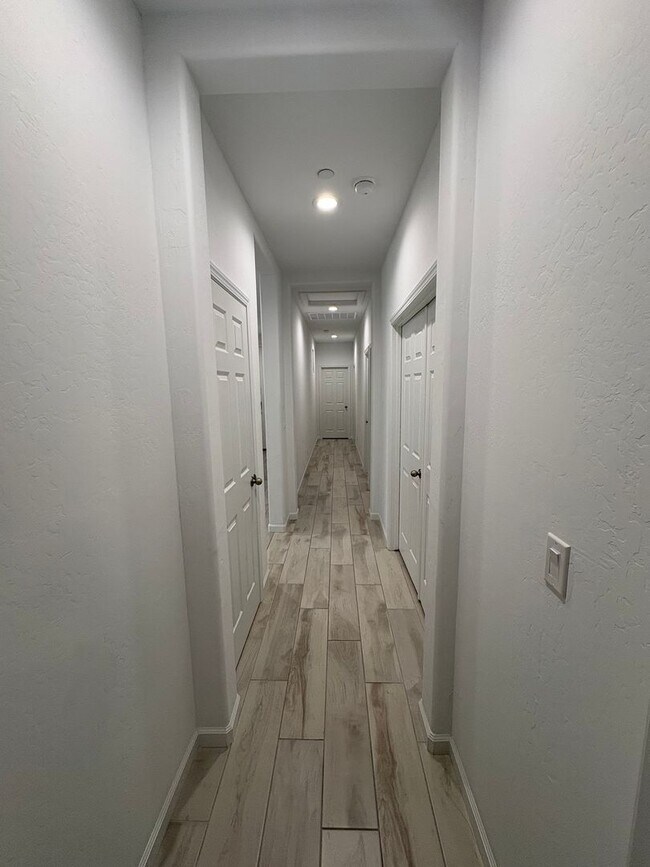 Building Photo - NW Visalia Home For Rent! Close to sports park & shopping centers!