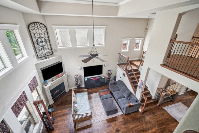 Building Photo - Stunning 5 bedroom 4.5 bath in Stonebrooke...
