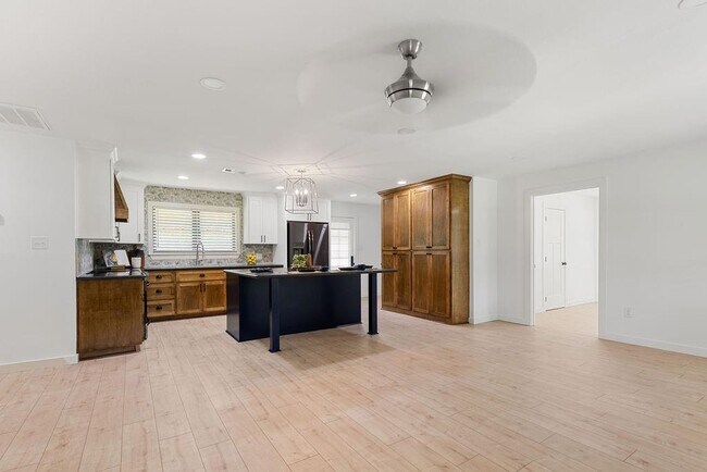 Building Photo - 2802 County Rd 209