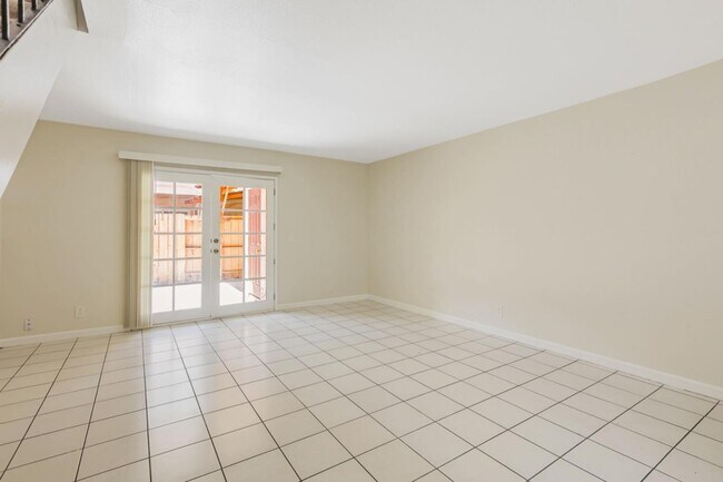 Building Photo - 985 Bellhurst Ave