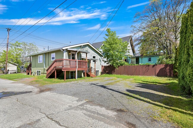 Building Photo - 6 Bedroom Home for Rent