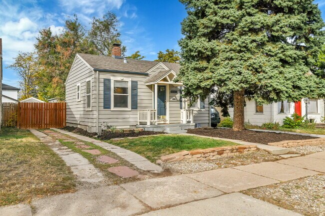 Building Photo - 3 Bedroom 2 Bathroom Home Available August 7th!