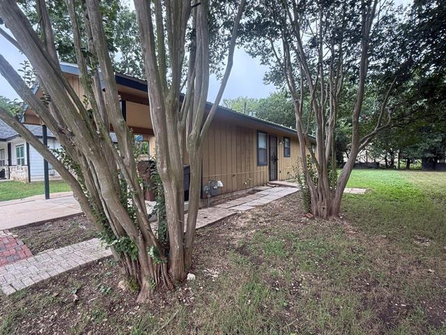 Building Photo - 703 San Saba St