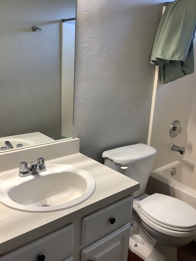 Building Photo - Bellevue - 3 bedrooms - 2 1/2 baths home