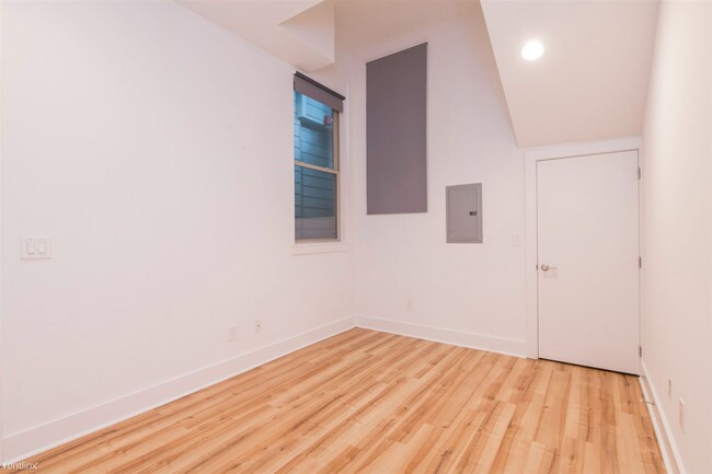 Building Photo - 1 br, 1 bath Triplex - 634 N 12TH ST Unit 1