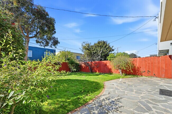 Building Photo - 72 Huntington Dr