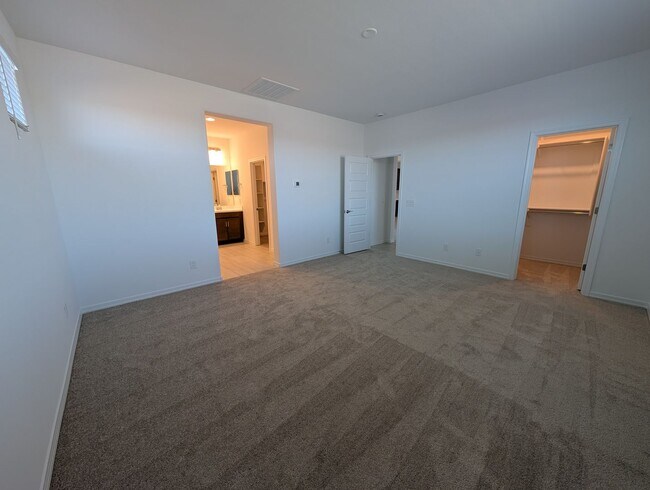 Building Photo - 4 Bedroom 3 Bathroom Home