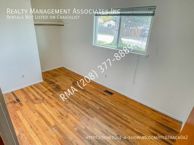 Building Photo - 2 Bedroom Duplex Between 32nd & 33rd St in...