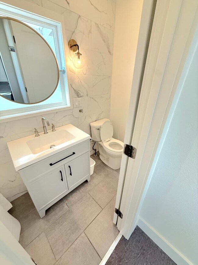 Building Photo - 609 Teller Ave