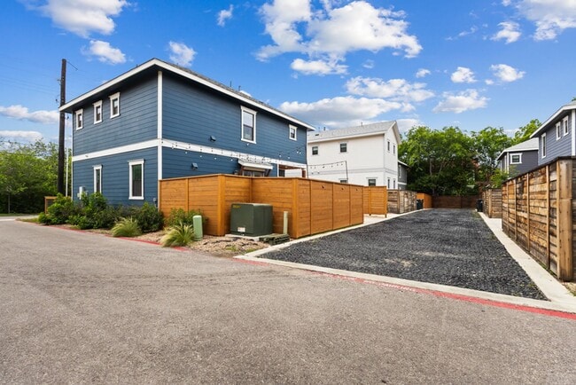 Building Photo - Charming Home Awaits: Spacious & Modern Living in a Prime Location