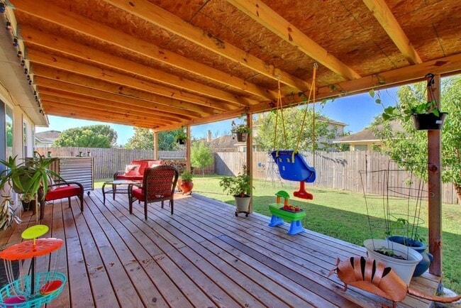 Building Photo - 450 Carriage Way