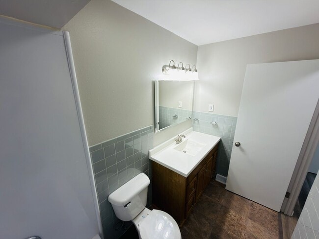 Building Photo - Move-In Ready 3BR/2BA Home with 2-Car Garage in St. Charles