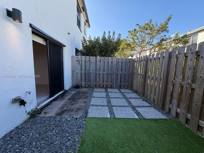 Building Photo - 909 NE 211th St