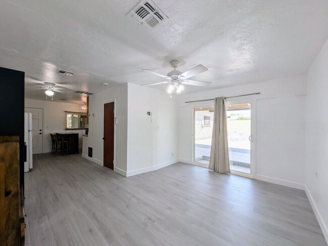 Building Photo - 2443 E Earll Dr