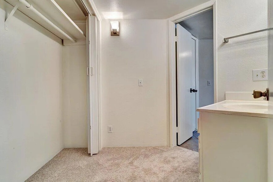 Building Photo - 5300 E Waverly Dr