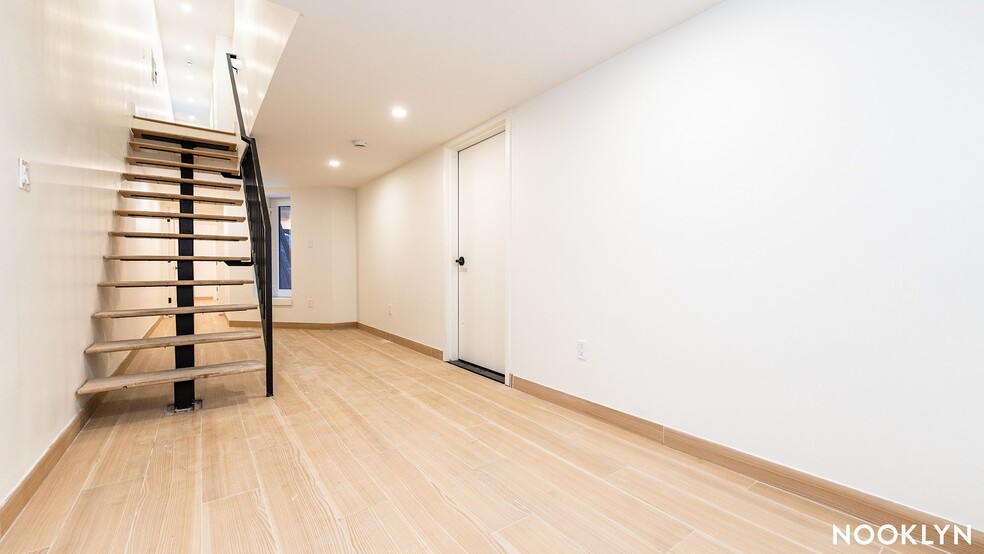 Building Photo - 43 Kingston Ave