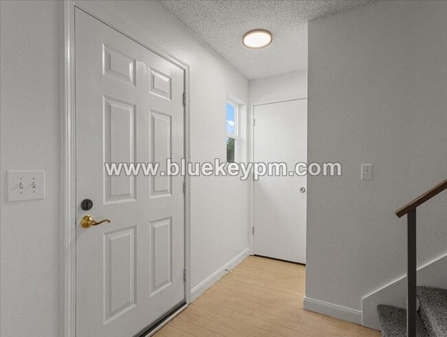 Building Photo - 3 Bed, 1.5 Bath Townhome in Hazel Dell Near Salmon Creek Regional Park