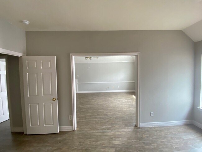 Building Photo - 1803 Red Bud Ln