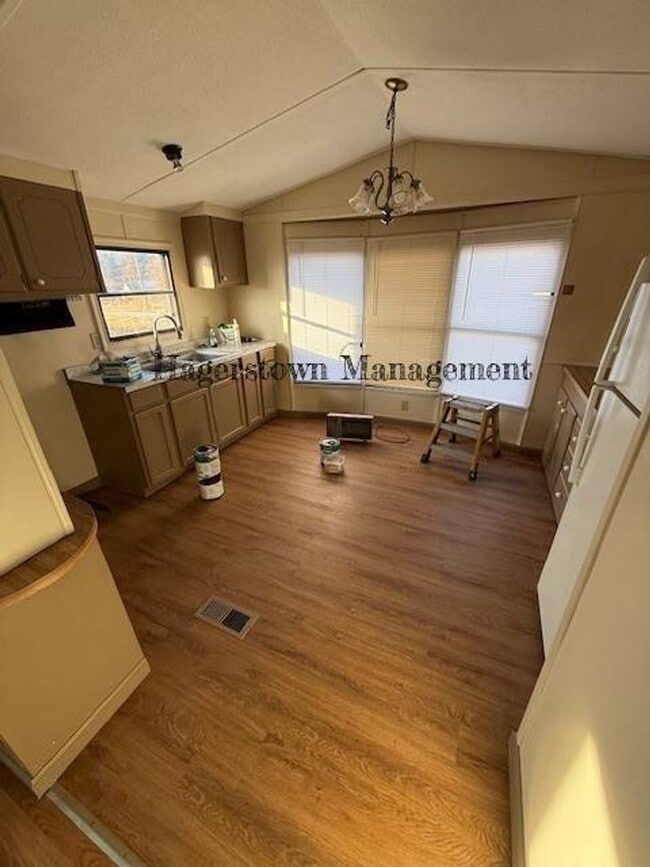 Building Photo - Nice 3 Bedroom Trailer