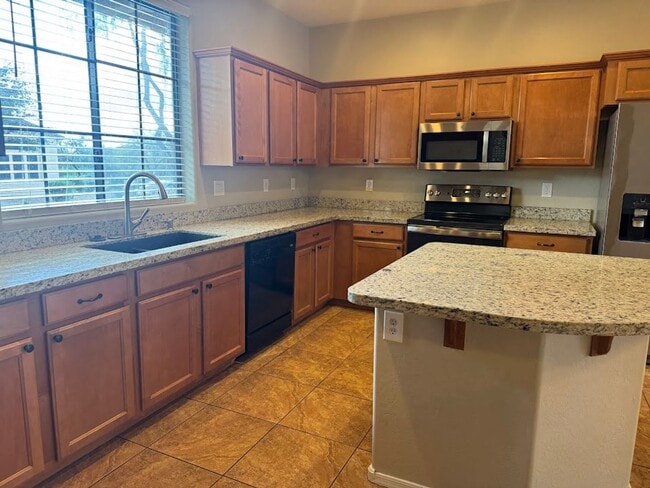 Building Photo - Gated Phoenix Gem with Community Pool and Spacious Kitchen