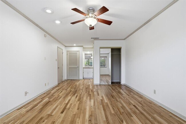 Building Photo - 8888 Tallwood Dr