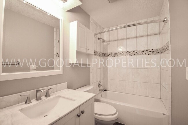 Building Photo - 2 Bedroom + Flex Rm/2 Bath Duplex with Garage
