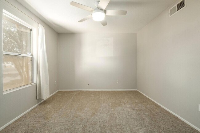 Building Photo - 14237 N 34th Way