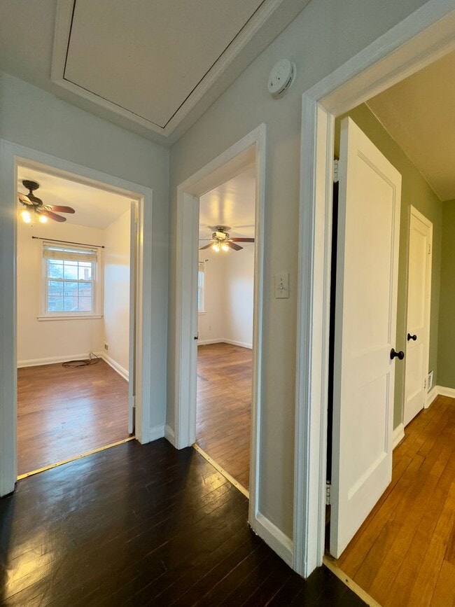 Building Photo - Charming 3-Bedroom Townhome with Modern Amenities in Parkville!
