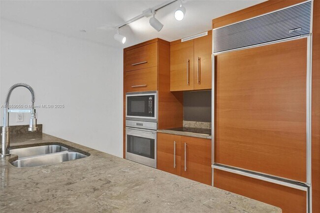 Building Photo - 475 Brickell Ave