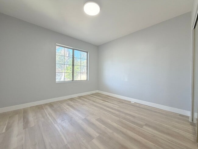 Building Photo - Huge 3 bedroom 2 bathroom for lease