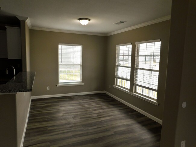 Building Photo - Room For Rent