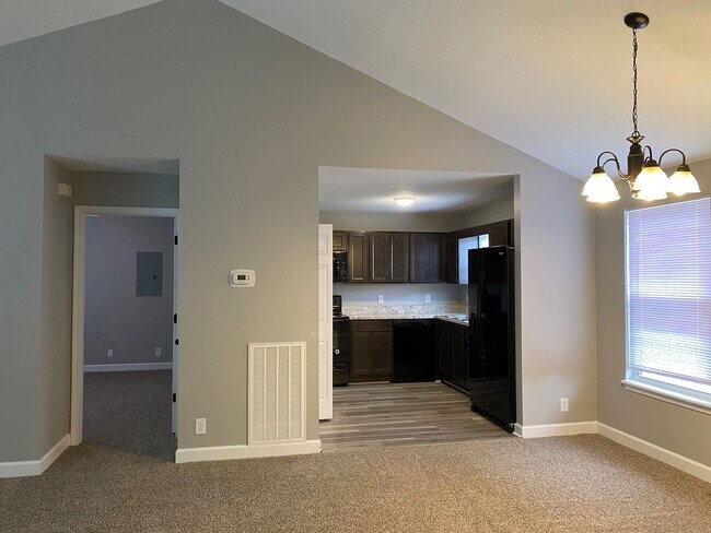 Building Photo - Newly remodeled 3 Bdr 2 Bath conveniently ...