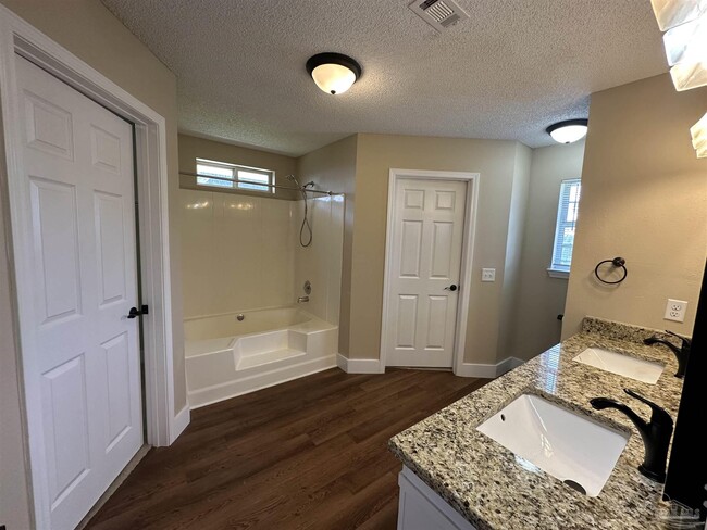Building Photo - 10701 Brook Bend Cir