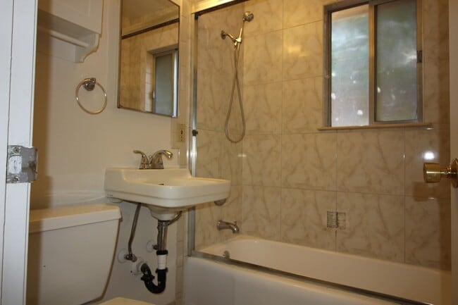 Building Photo - 205-207 W 7th St