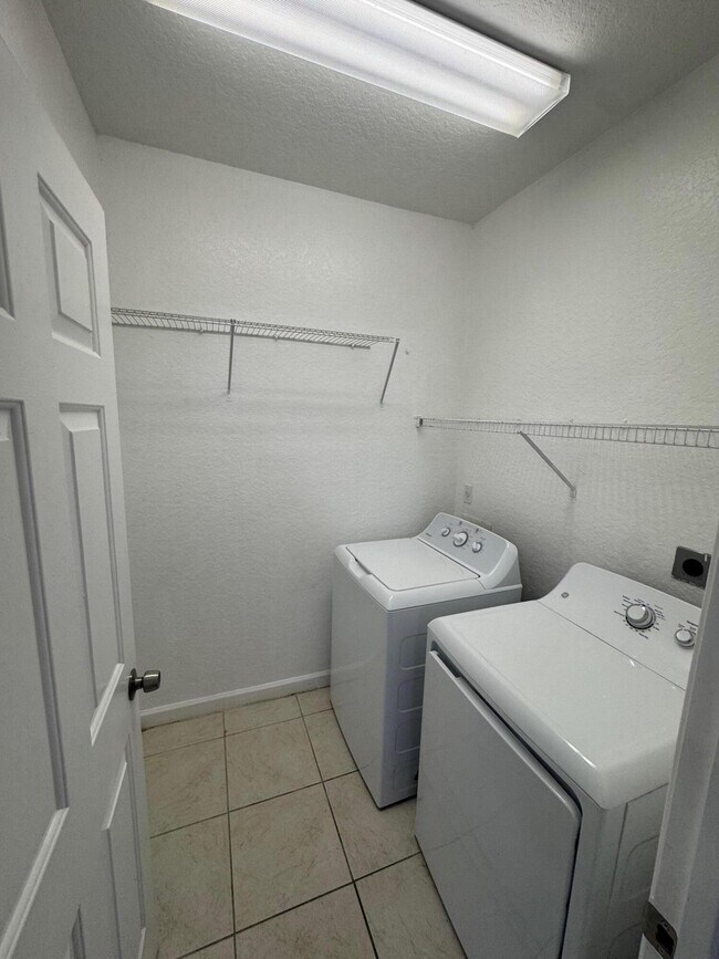 Building Photo - 1133 Colonial Palms Way