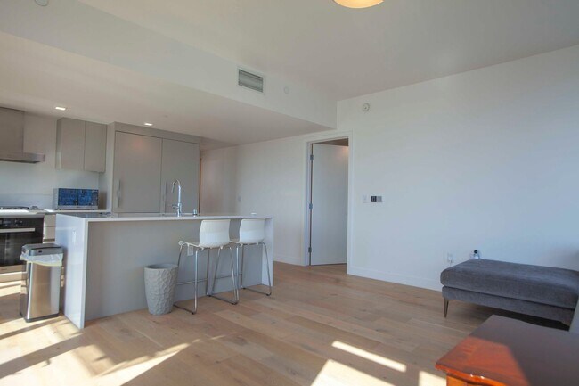 Building Photo - 2BD/2BA Modern Condo w/ Abundant Natural L...