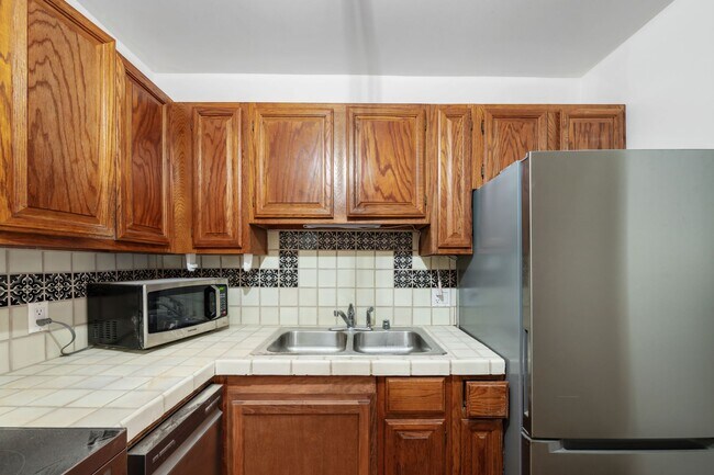 Building Photo - Inviting Studio in the Heart of Downtown S...