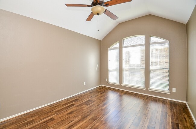 Building Photo - 26006 Palmdale Estate Dr