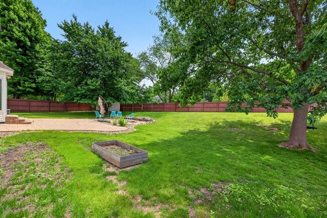 Building Photo - SPACIOUS LIVING!!  4 Bedrooms, 2.5 Bathrooms Home in Des Moines!