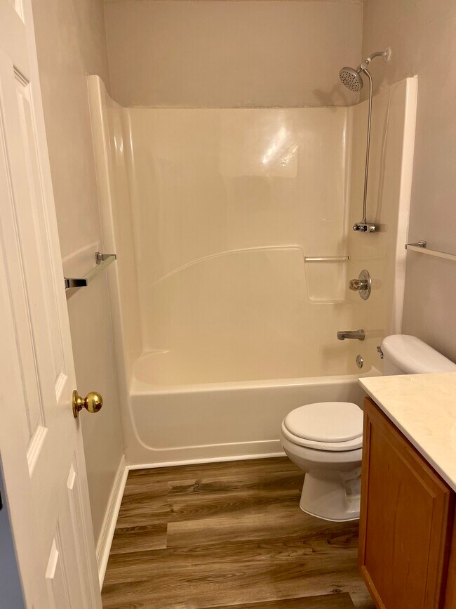 2nd full bath - 208 Twin Lakes Ln